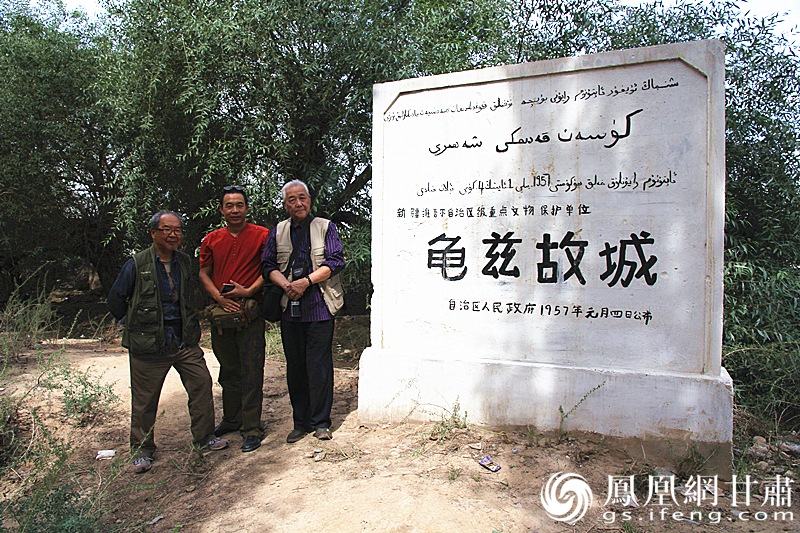 庫車是古代龜茲語，意為“龜茲人的城”，乃絲綢之路重鎮(zhèn)。2016年，蘇朗（右）、文巖（左）等藝術(shù)家前往庫車龜茲故城遺址采風。楊文遠 攝