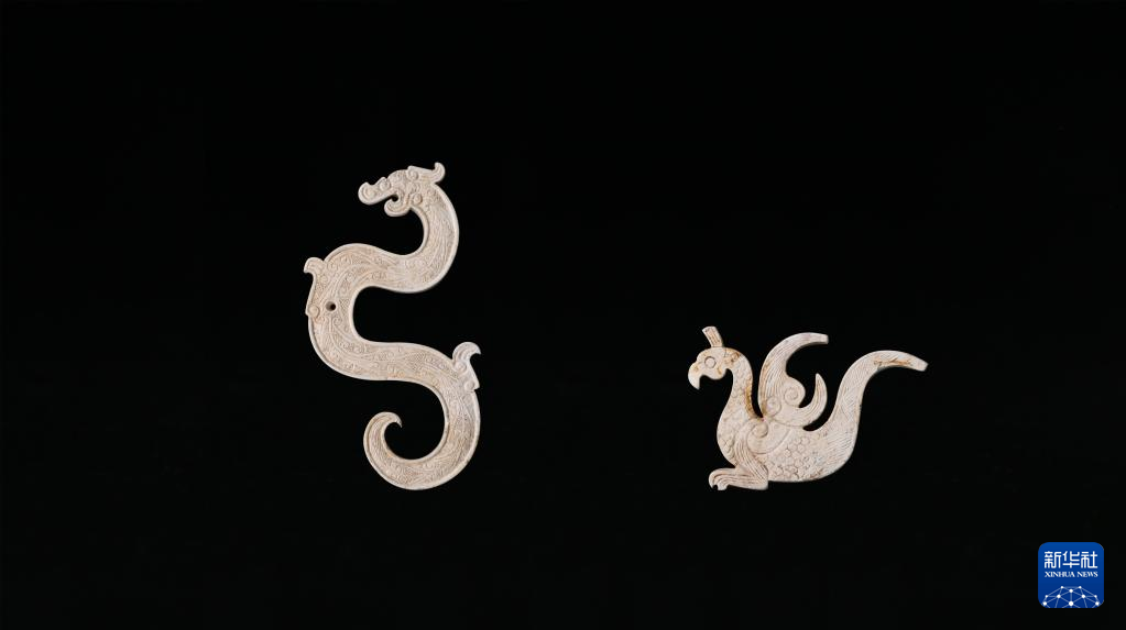 江西樟樹市國字山戰(zhàn)國墓葬出土玉龍、玉鳳（資料圖）。