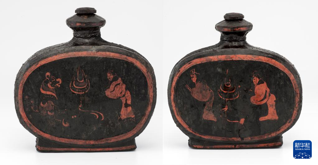 湖北云夢縣鄭家湖戰(zhàn)國秦漢墓地出土扁壺（資料圖）。