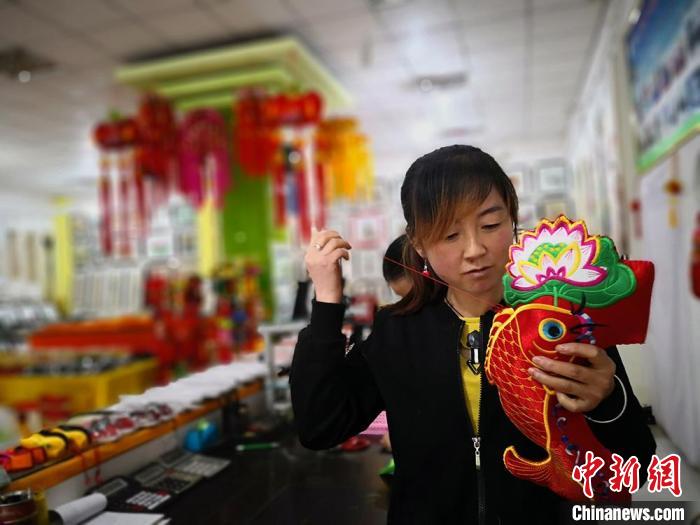 圖為“非遺”產(chǎn)品展示。(資料圖) 魏建軍 攝