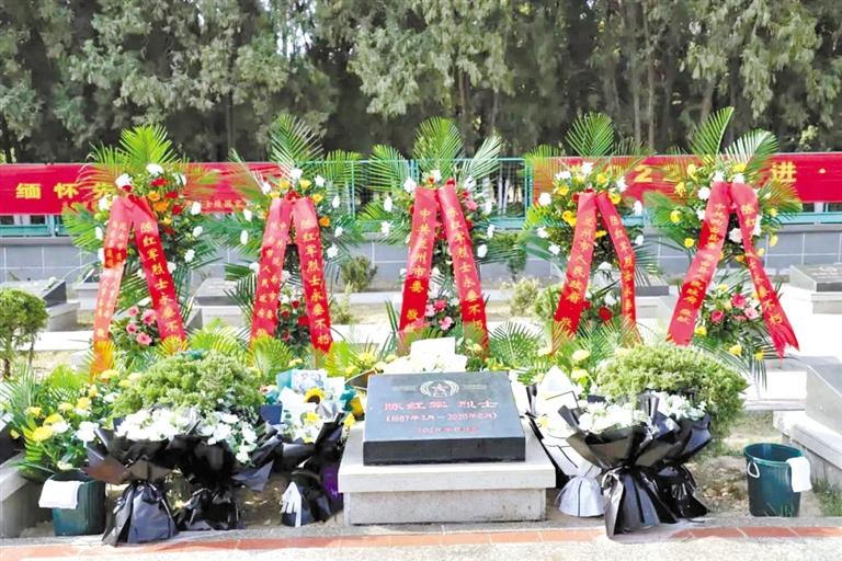 陳紅軍烈士墓前 這張“全家?！弊屓藴I目