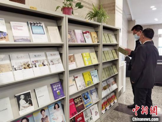 圖為國網(wǎng)甘肅電力黨校的職工書架?！⌒煅?攝
