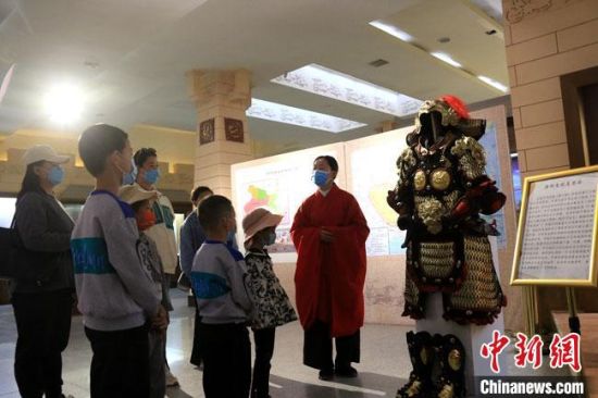 該“唐朝明光鎧”吸引游人圍觀，盡顯中國古代工匠獨(dú)特設(shè)計(jì)和傳統(tǒng)甲胄文化的魅力?！垥粤?攝