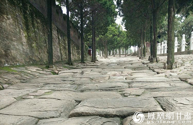 司馬遷祠的山崗下面有一段司馬古道，石條為北宋時(shí)鋪設(shè)，歷經(jīng)800余年的雨水沖刷、風(fēng)化、人走車(chē)碾，石條上的車(chē)轍印是這里曾經(jīng)繁華的歷史見(jiàn)證，又好像昭示太史公一生的坎坷與悲壯。楊文遠(yuǎn) 攝