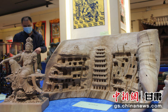 連日來，甘肅省工藝美術(shù)行業(yè)評審認(rèn)定工作會議在蘭州舉行。圖為以敦煌莫高窟為題材的木雕作品《守護(hù)》。徐雪 攝