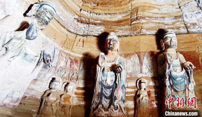 北石窟寺窟內造像因受水顯得斑駁。　艾慶龍 攝