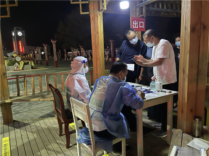臨夏州紀(jì)委監(jiān)委督查組在廣河縣高速路口監(jiān)督檢查疫情防控措施落實(shí)情況。.jpg