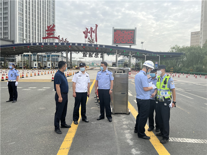 7月13日，蘭州市紀(jì)委監(jiān)委第四監(jiān)督檢查室聯(lián)合市紀(jì)委監(jiān)委派駐市公安局紀(jì)檢監(jiān)察組檢查環(huán)蘭檢查站疫情防控措施落實(shí)情況。.jpg