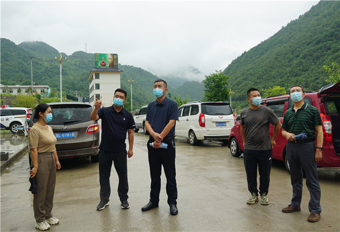 7月13日，隴南市徽縣紀(jì)檢監(jiān)察干部到嘉陵火車站督查疫情防控工作。張麗娟 攝.JPG