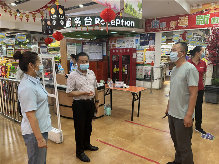 7月15日，酒泉市玉門市疫情防控督查組在隴商聯(lián)華超市監(jiān)督檢查疫情防控措施落實(shí)情況。 .jpg