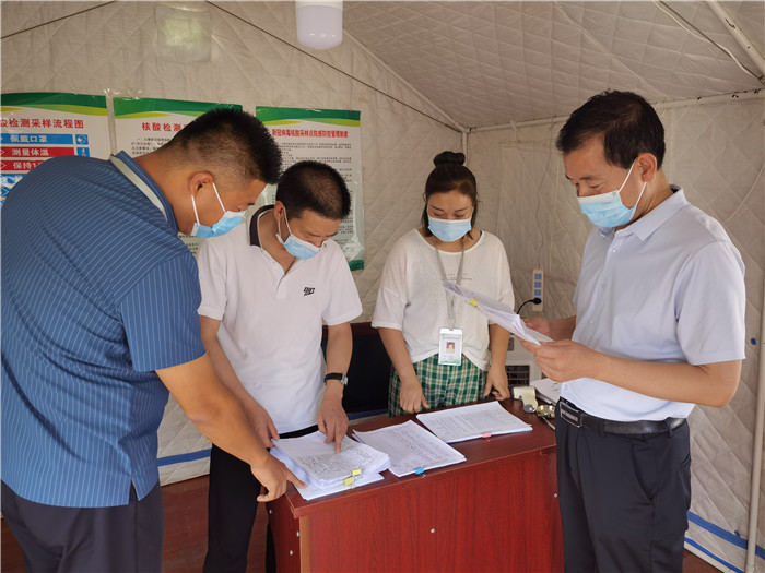 7月18日，慶陽市紀(jì)委監(jiān)委督查組在慶陽汽車北站了解來慶返慶人員信息登記、四級(jí)網(wǎng)格落實(shí)等疫情防控措施落實(shí)情況。 張霖森 攝.jpg
