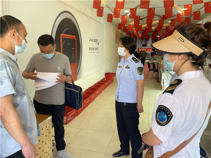 7月20日，定西市漳縣紀(jì)委監(jiān)委駐縣衛(wèi)生健康局紀(jì)檢監(jiān)察組抽調(diào)縣市場(chǎng)監(jiān)管局、衛(wèi)建局工作人員,深入新寺鎮(zhèn)萬家超市查看人員出入登記、環(huán)境消殺等。 蔣湘濤 攝.jpg