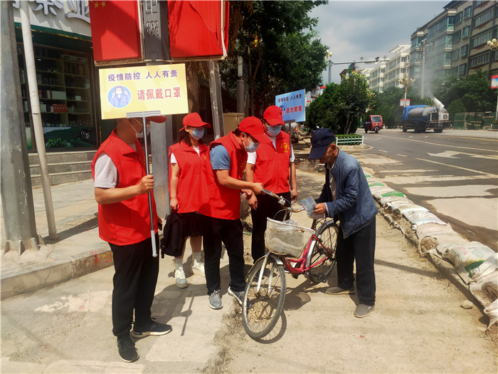 7月21日，定西市通渭縣紀(jì)委監(jiān)委機(jī)關(guān)志愿者在城區(qū)開展“不聚集、戴口罩”志愿活動(dòng)。.jpg