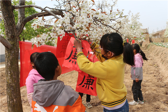 2.廉潔文化進梨園活動.jpg