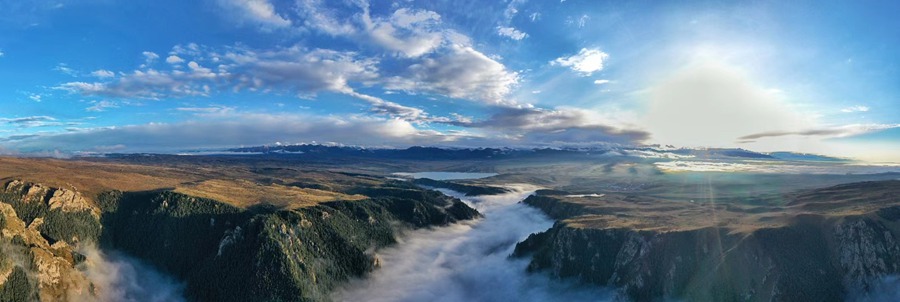 甘肅山丹馬場(chǎng)：峽谷云霧似仙境。 王超攝