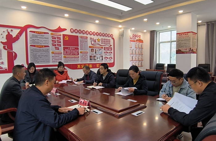 10月19日，康縣紀(jì)委監(jiān)委組織部分班子成員，辦公室、信訪室、案管室、審理室、紀(jì)檢監(jiān)察室等相關(guān)工作人員開展黨的二十大報告專題討論。.jpg