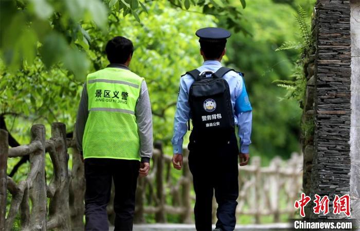 圖為民警背警務小包在轄區(qū)景區(qū)開展工作。(資料圖) 甘肅省公安廳供圖