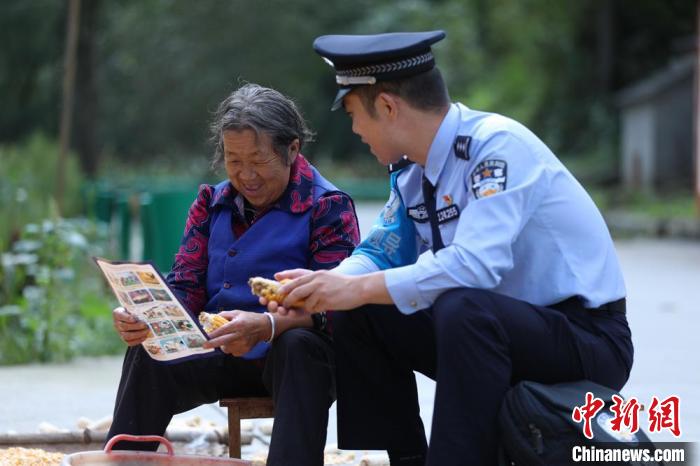 圖為民警背警務小包給民眾宣講政策。(資料圖) 甘肅省公安廳供圖