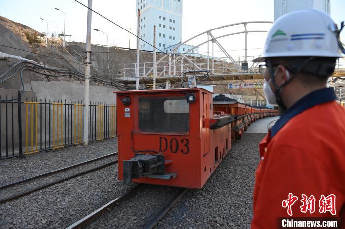 圖為工作人員正在觀察車輛運(yùn)行情況?！±顏嘄?攝