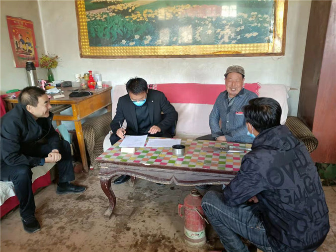 山丹縣紀檢監(jiān)察干部入戶了解水費收繳情況.jpg
