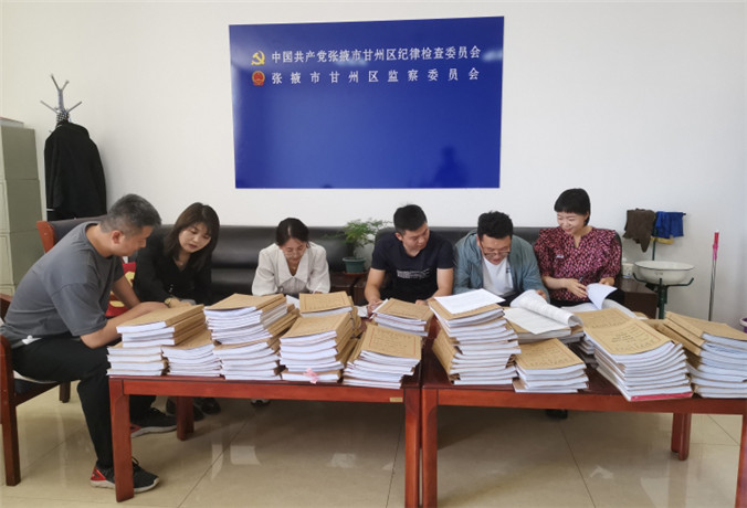 甘州區(qū)紀檢監(jiān)察干部會同財政、審計工作人員開展玉米制種款管理使用清查工作.jpg