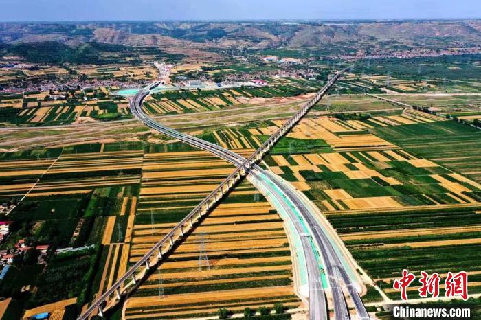 圖為甘肅境內(nèi)的高速公路。(資料圖) 甘肅省交通運(yùn)輸廳供圖