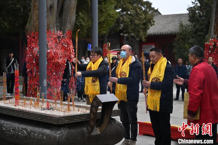 在甘肅天水市伏羲廟內(nèi)，參祭者雙手持香，祭拜人文始祖伏羲?！±顏嘄?攝