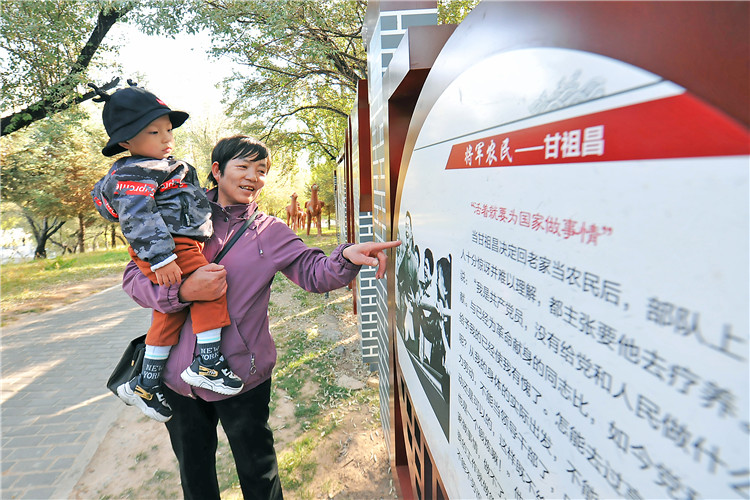 嘉峪關(guān)市紀(jì)委監(jiān)委通過實(shí)施“政治鑄廉、教育促廉、文化育廉、陣地助廉、監(jiān)督固廉”等“五廉”行動(dòng)，深入推進(jìn)新時(shí)代廉潔文化建設(shè)。圖為市民在迎賓湖絲路廉潔文化主題公園“勤廉楷模墻”接受廉潔文化教育。.jpg