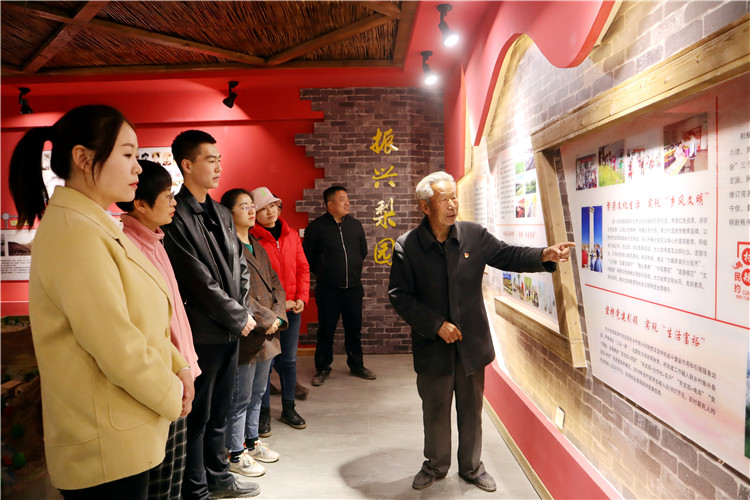 2.臨澤縣倪家營(yíng)鎮(zhèn)梨園村老支書科保元在紅色記憶館向青年干部講述紅西路軍在梨園口浴血奮戰(zhàn)的故事.JPG