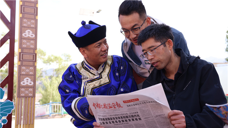 2023年6月8日，甘肅省張掖市肅南裕固族自治縣紅灣寺鎮(zhèn)紀(jì)委工作人員在一小區(qū)廉政文化主題廣場(chǎng)與社區(qū)居民拉家常，宣傳廉潔知識(shí)，共話廉潔文化.jpg
