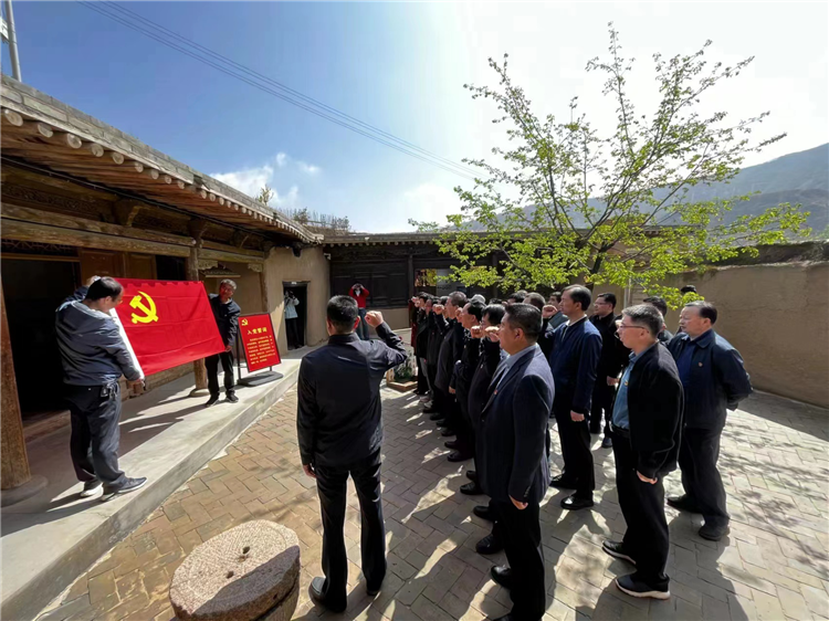 圖為臨夏州紀(jì)委監(jiān)委組織黨員干部在東鄉(xiāng)縣布塄溝黨史教育基地開展革命教育活動(dòng)，賡續(xù)紅色血脈、汲取奮進(jìn)力量、激發(fā)干事熱情。.png