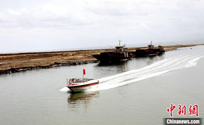 圖為茶卡鹽湖?！⊙Φ?攝