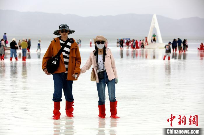 圖為游客在茶卡鹽湖之中。　薛蒂 攝