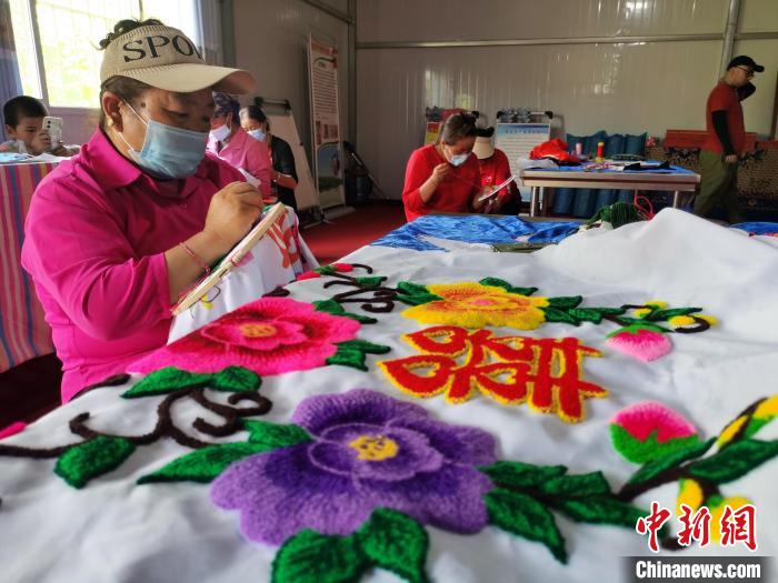 圖為婦女制作青繡。　張?zhí)砀?攝