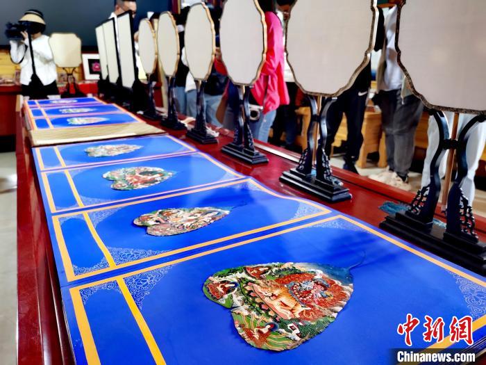 圖為唐卡延伸產(chǎn)品?！?zhí)砀?攝