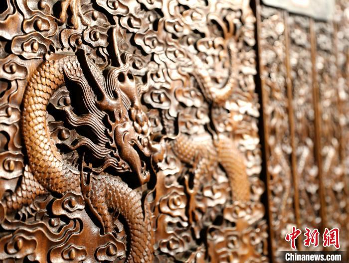 圖為青海永錄民俗博物館內(nèi)珍藏的中式家具細(xì)節(jié)展示?！⊙Φ?攝