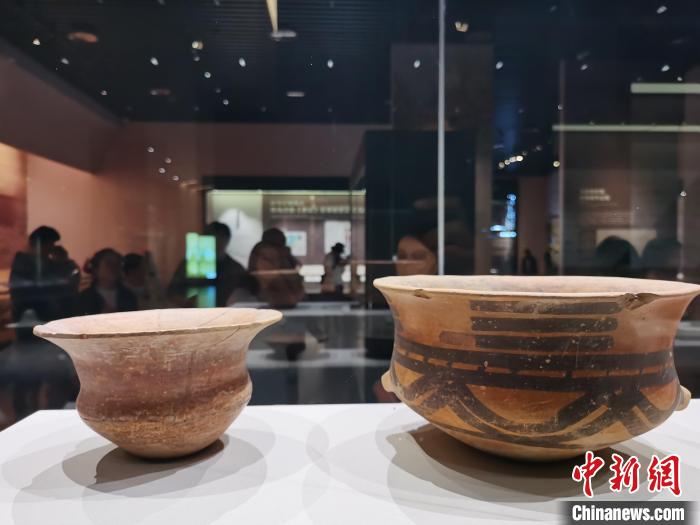 圖為河湟文化博物館展陳的陶器。　張?zhí)砀?攝