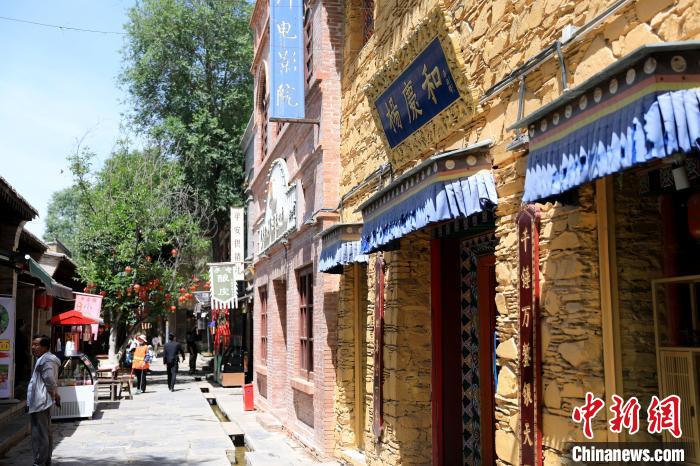 圖為平安驛·河湟民俗文化體驗(yàn)地的門店?！⊙Φ?攝