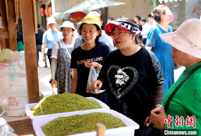 圖為民眾購買青海特色小吃?！⊙Φ?攝