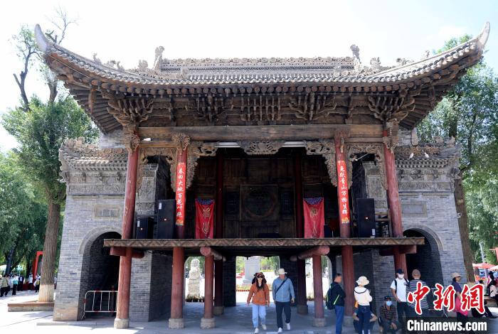 圖為平安驛·河湟民俗文化體驗(yàn)地的戲樓?！⊙Φ?攝