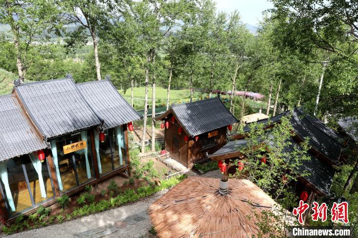 圖為景區(qū)內(nèi)依山而建的民宿?！⊙Φ?攝