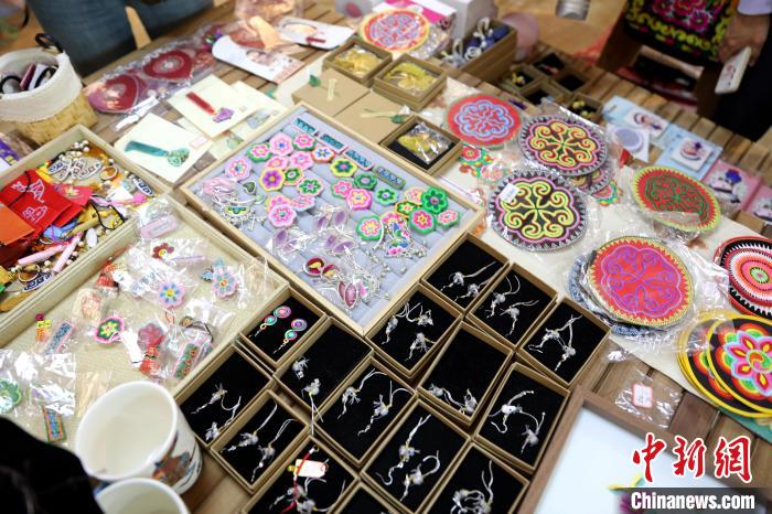 圖為盤繡作品?！⊙Φ?攝