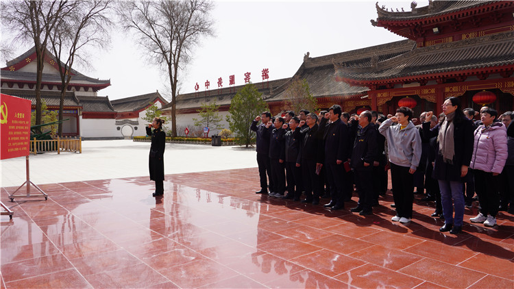 4月6日，為傳承弘揚(yáng)革命英烈精神，教育引導(dǎo)紀(jì)檢監(jiān)察干部筑牢信仰之基、補(bǔ)足精神之鈣、把穩(wěn)思想之舵，永葆忠誠(chéng)干凈擔(dān)當(dāng)?shù)恼伪旧?。市紀(jì)委監(jiān)委組織紀(jì)檢監(jiān)察干部赴靜寧縣界石鋪紅軍長(zhǎng)征紀(jì)念館和莊浪縣梯田紀(jì)念館開展廉政教育和革命傳統(tǒng)教育。.jpg