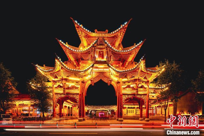 夜幕下的臨夏縣河州苑。夏雨 攝