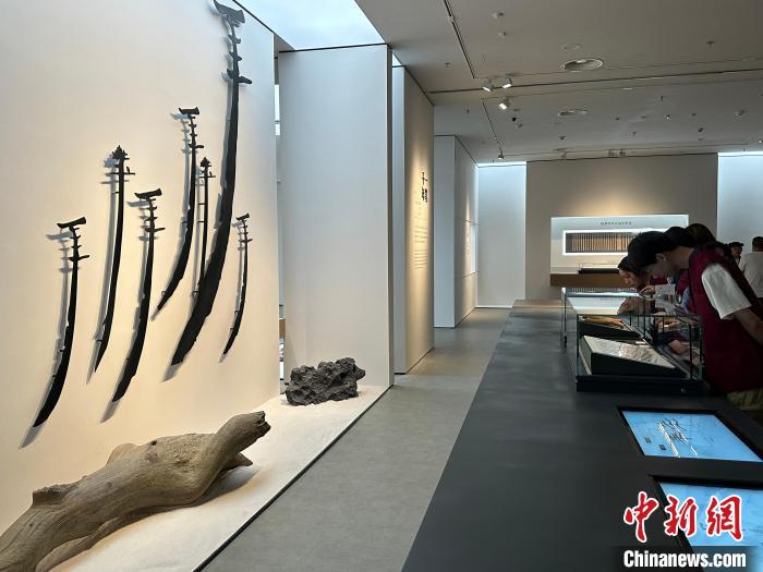 圖為觀眾在甘肅簡(jiǎn)牘博物館參觀。中新社記者 戴文昌 攝