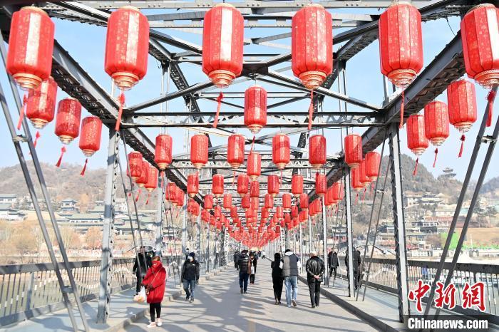 1月30日，裝扮一新的中山橋?yàn)榧磳⒌絹淼男麓杭压?jié)增添節(jié)日氛圍。九美旦增 攝</p><p>