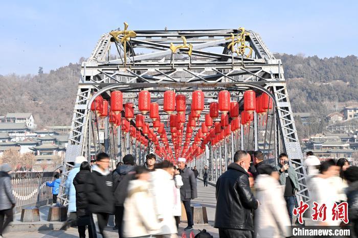 1月30日，裝扮一新的中山橋?yàn)榧磳⒌絹淼男麓杭压?jié)增添節(jié)日氛圍。九美旦增攝</p><p>