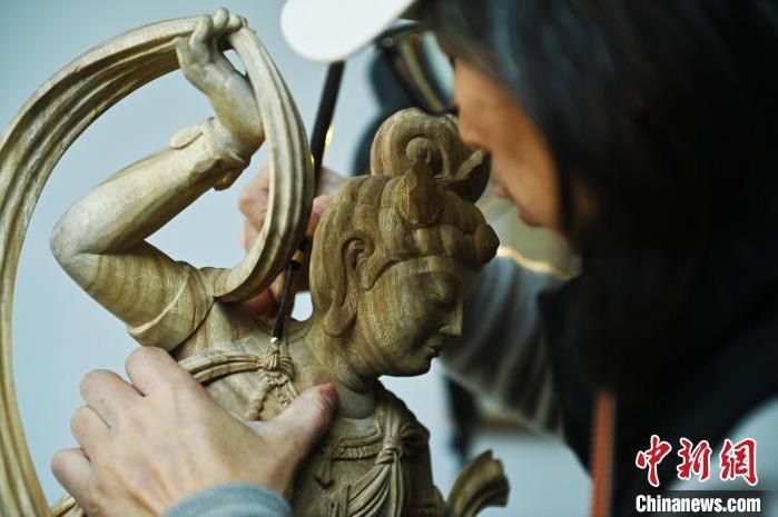 圖為季茂杰進行敦煌元素的木雕創(chuàng)作。李亞龍 攝</p>
<p>