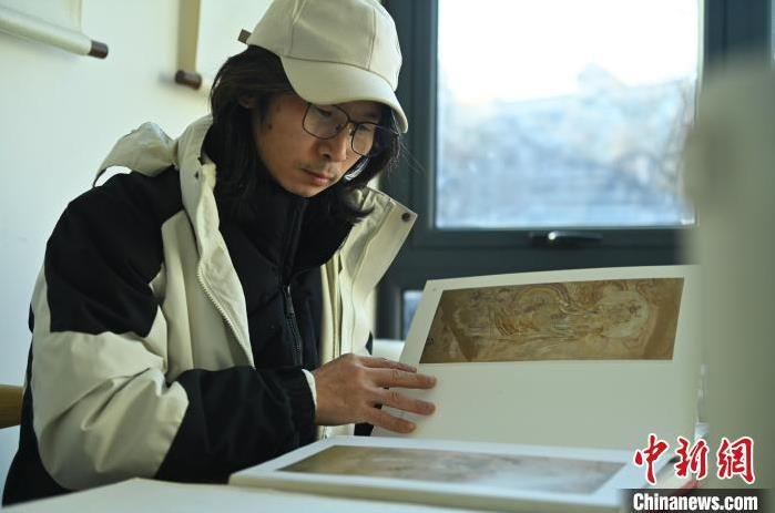 圖為季茂杰研究敦煌文化相關書籍。李亞龍 攝</p>
<p>