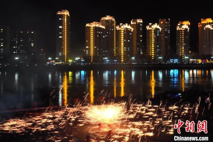 國家級非物質(zhì)文化遺產(chǎn)“打鐵花”在黃河岸畔落地。侯奇志 攝</p>
<p>